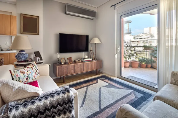 Pequeno apartamento moderno sala de estar com varanda . — Fotografia de Stock