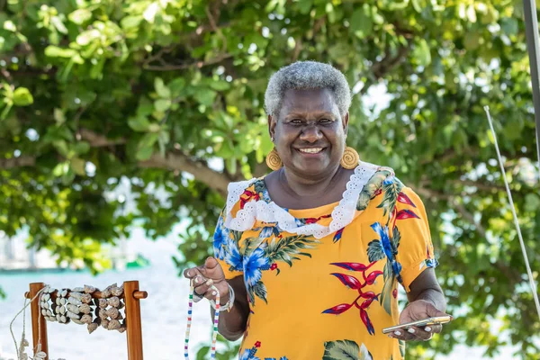 Portrét melanesiánky - australské řemeslné dospělé ženy, usmívající se venku. — Stock fotografie