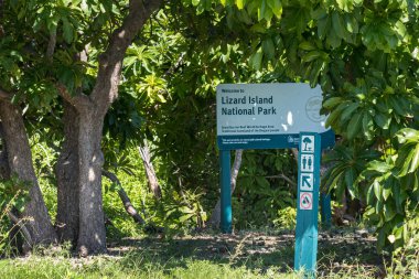 Queensland, Avustralya 'daki Kertenkele Adası tabelasına hoş geldiniz.