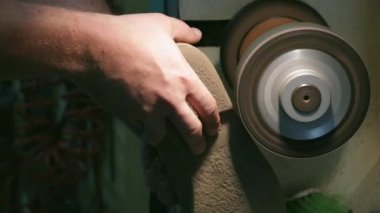  Erkek ayakkabıcı elleri taşlama ve atölyesinde bir taban şekillendirme.