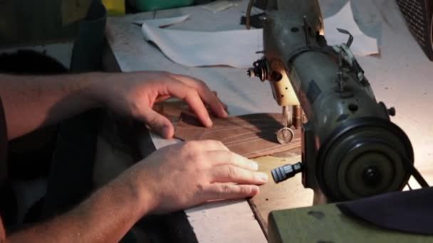 Manos de zapatero masculino, cosiendo cuero con una vieja máquina de coser . — Vídeo de stock