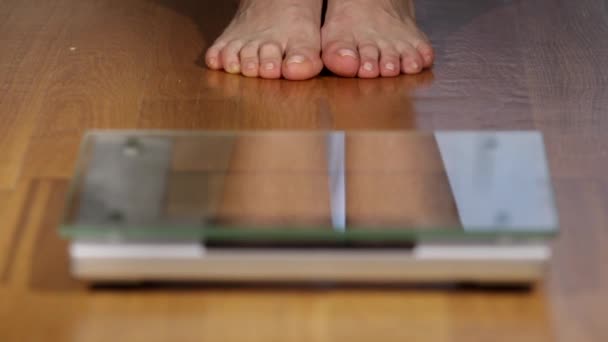 Vrouw Checking Gewicht op een digitale schaal, weergave van onderen. — Stockvideo