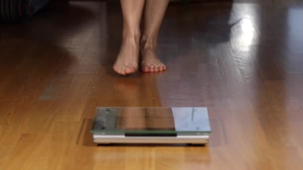 Женщина проверяет вес в цифровом масштабе, вид снизу . — стоковое видео