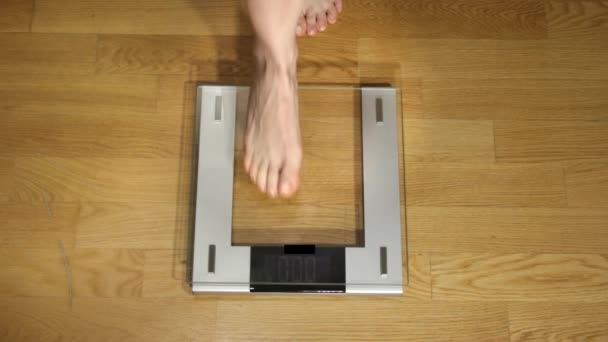여성의 몸무게를 확인하는 디지털 스케일, 맨 위 뷰. — 비디오