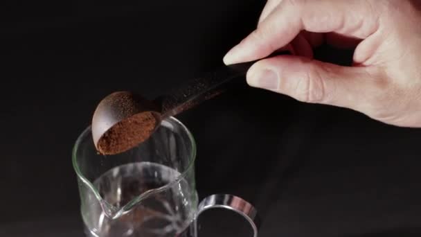 Männliche Hand gießt Kaffee und heißes Wasser auf einen Kolben - französische Kaffeepresse. — Stockvideo