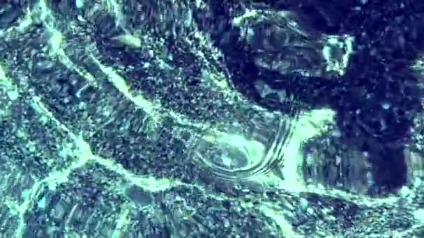 Natuurlijke water kabbelende oorzaken met zonlicht reflecties op zee, slow motion. — Stockvideo