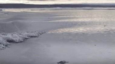  Peel Sound 'daki buzul gölleri ve buzdağları, Kuzeybatı Geçidi, Kanada.