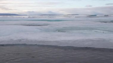  Peel Sound 'daki buzul gölleri ve buzdağları, Kuzeybatı Geçidi, Kanada.