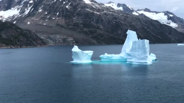 Icebergs floating on the Prins Christian Sund in Greenland. — Stock Video