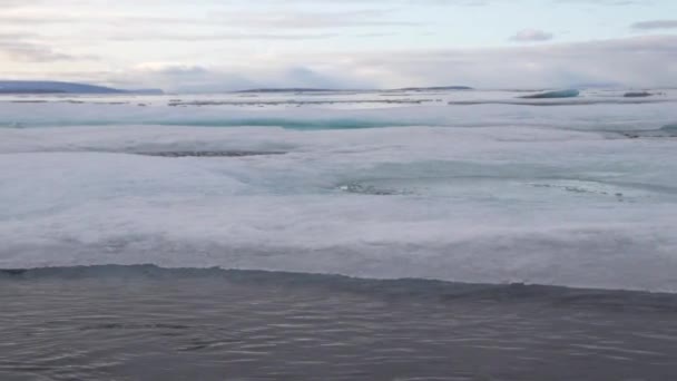 Lagune des glaciers et icebergs sur Peel Sound, Passage du Nord-Ouest, Canada .