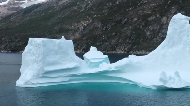 Isberg flyter på Prins Christian Sund på Grönland. — Stockvideo