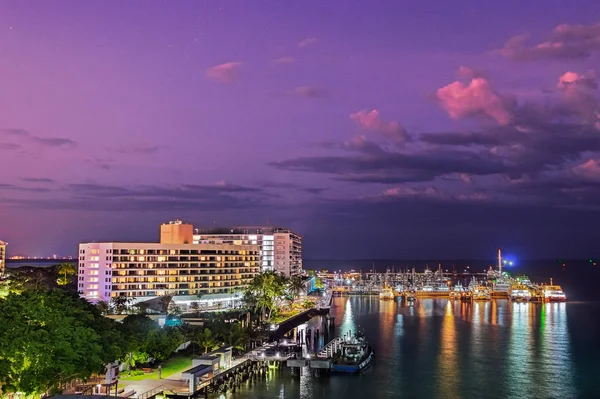 Bryggan och hamnen i hamnen i Cairns i skymningen i Queensland, Australien — Stockfoto