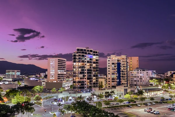 Paysage urbain au port de Cairns au crépuscule dans le Queensland, Australie — Photo