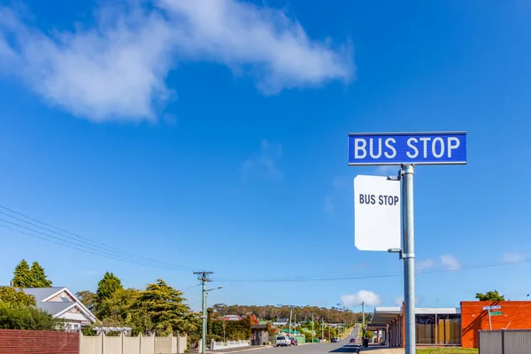 Bell Bay, Tazmanya, Avustralya 'da yan yolda mavi bir otobüs durağı tabelası.. — Stok fotoğraf
