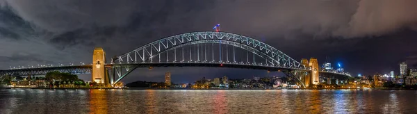 Panoramiczny widok na Sydney Harbour Bridge w nocy. — Zdjęcie stockowe