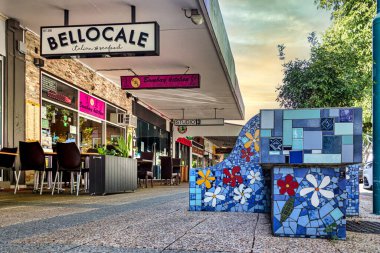 Cairns, Avustralya 'da Shields Caddesi' ndeki mozaikten yapılmış halka açık bank..