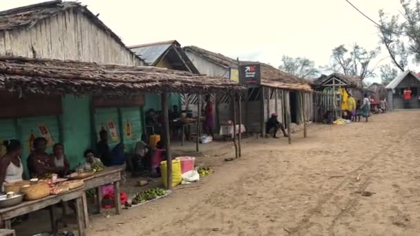 Vista de la calle comercial de Andavadoaka, Madagascar . — Vídeos de Stock