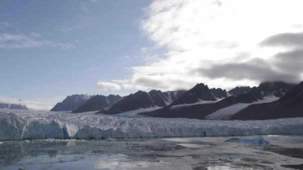 O glaciar Monacobreen em Liefdefjord, Svalbard, Noruega — Vídeo de Stock