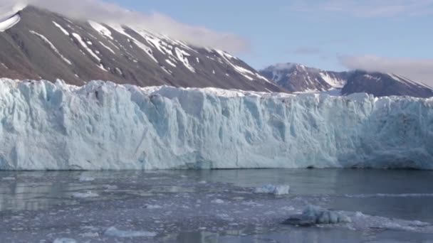 Ледник Монакобрин в Лифдефьорде, Шпицберген, Норвегия — стоковое видео