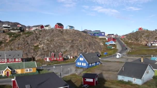 Panorama bunter Gebäude und Häuser in Sisimiut, Grönland — Stockvideo