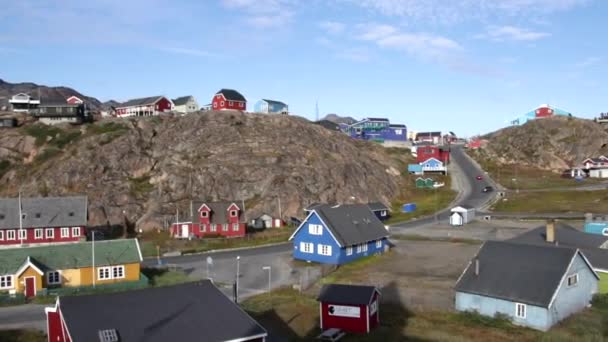 Panorama de edifícios coloridos e casas em Sisimiut, Groenlândia — Vídeo de Stock