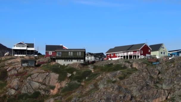 Panorama dari bangunan-bangunan berwarna-warni dan rumah-rumah di Sisimiut, Greenland — Stok Video