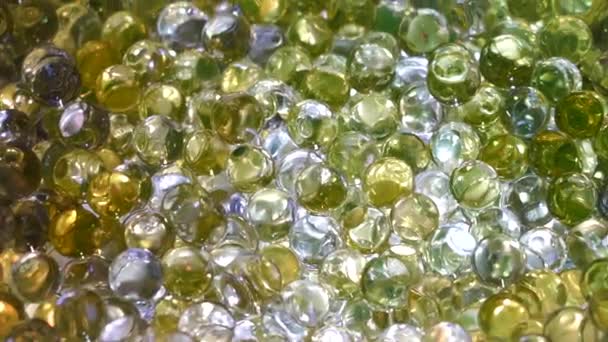 Concia di colore verde e giallo idrogel acqua crescere Palle di gelatina, perle di gel sfondo. — Video Stock