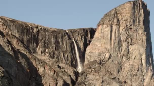 Detail van een waterval op een klif in Buchan Golf, Baffin Island. — Stockvideo