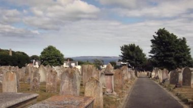 Aziz Peter Limanı, Guernsey 'deki Candie Mezarlığı' ndaki Taş Mezarlar.