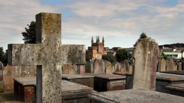 As sepulturas de pedra no Cemitério Candie em St Peter Port, Guernsey . — Vídeo de Stock