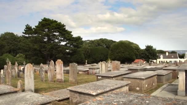 As sepulturas de pedra no Cemitério Candie em St Peter Port, Guernsey . — Vídeo de Stock