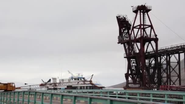 De pier bij de Russische Arctische verlaten nederzetting Pyramiden. — Stockvideo