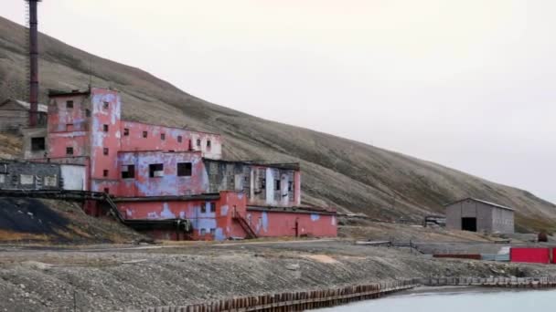 A móló az orosz sarkvidéki elhagyatott településen Pyramiden. — Stock videók