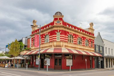 Old Red, Avustralya 'nın Fremantle kentindeki Market Caddesi' nde turuncu bir bina..
