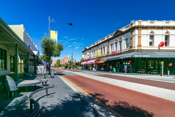 Widok na ulicę South Terrace w centrum Fremantle, Australia. — Zdjęcie stockowe