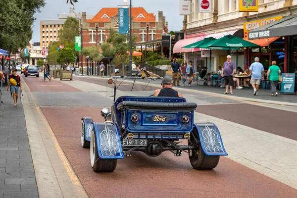 Fremantle, Avustralya 'nın merkezindeki South Terrace caddesinde eski bir Ford arabası.. — Stok fotoğraf