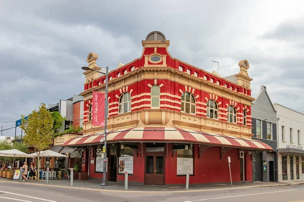 Old Red, Avustralya 'nın Fremantle kentindeki Market Caddesi' nde turuncu bir bina.. — Stok fotoğraf
