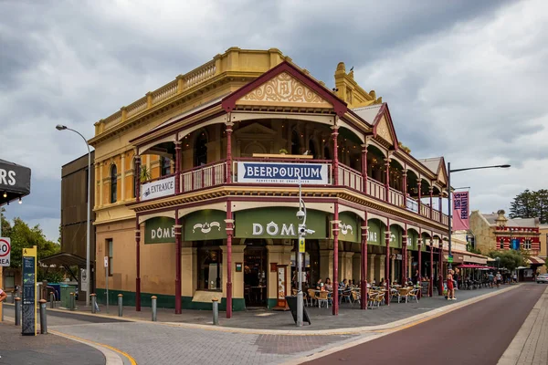 The Beerpourium bar ligger på South Terrace gatan i centrum av Fremantle, Australien. — Stockfoto