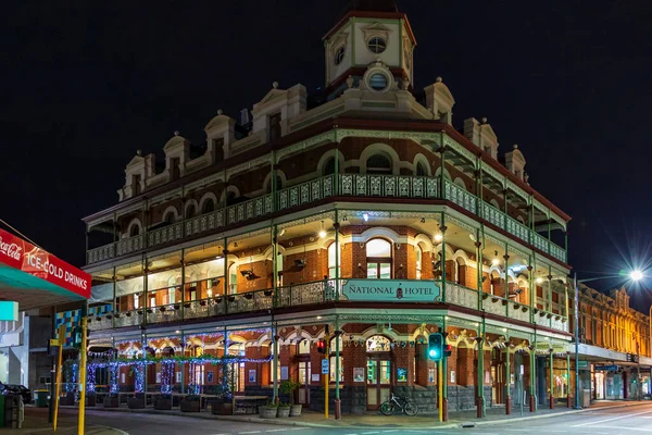 Utsikt över National Hotel vintage byggnad som ligger i High St på natten, Western Australian. — Stockfoto