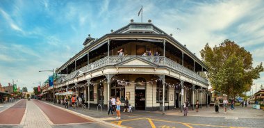 The Sail and Anchor barı - Fremantle, Avustralya 'daki South Terrace caddesindeki restoran.