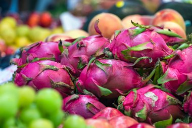 Avustralya 'daki Fremantle pazarında satılık ejderha pitahaya tropikal meyvesi.