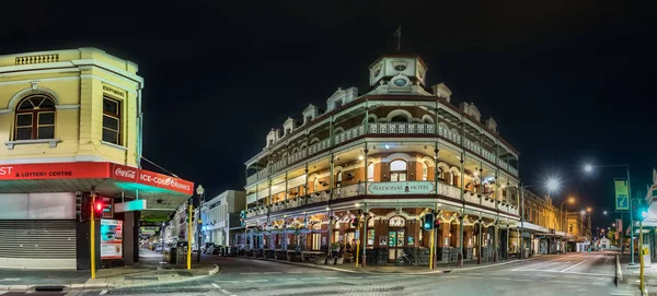 Utsikt över National Hotel vintage byggnad som ligger i High St på natten, Western Australian. — Stockfoto