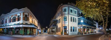 Doğu Bar 'ın panoramik manzarası ve Fremantle' daki New Edition Kitapevi gece Batı Avustralya 'da..
