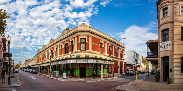 Панорамний вид на Orient Bar and the New Edition Bookshop in Fremantle, Western Australia. — стокове фото