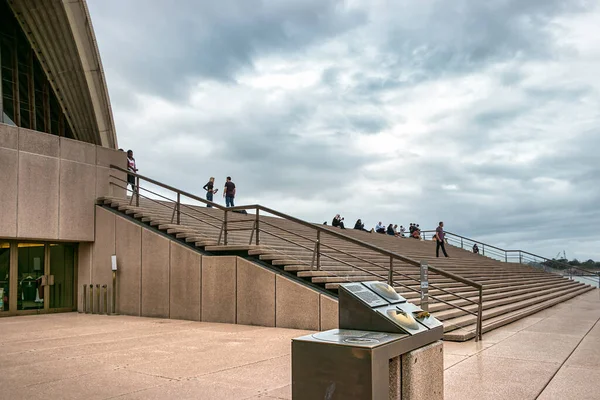 Vista de las escaleras principales de la Ópera de Sídney bajo un cielo dramático . — Foto de Stock