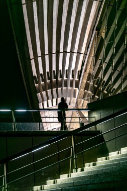 Geceleri Opera binasının ahşap iç paneli ve merdivenlerinin ayrıntıları..