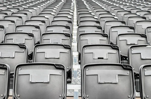 Vista prospectiva de cadeiras plásticas dobráveis em um cinema ao ar livre — Fotografia de Stock