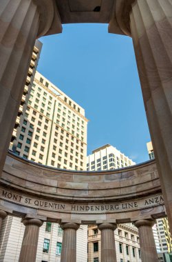 ANZAC Meydanı ve Ann Caddesi ile Adelaide Caddesi arasındaki savaş anıtı.