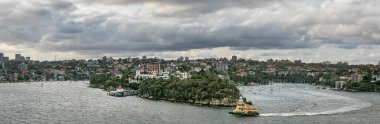 Sidney, Avustralya 'daki dramatik bulutlu gökyüzünün altında, Mosman Körfezi rıhtımının ve Cremorne Point' in panoramik manzarası