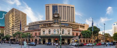 Brisbane, Avustralya şehir merkezindeki merkez tren istasyonunun panoramik görüntüsü.